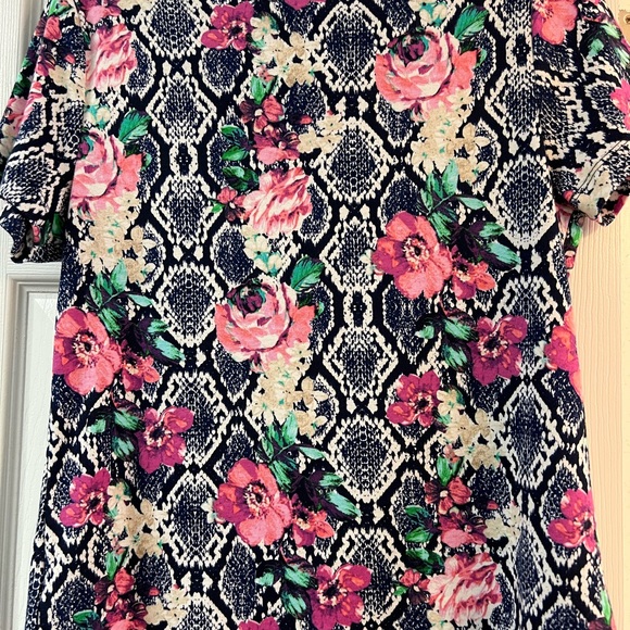 EUC Rafaela short sleeve shirt with metal loop accent - Size L - Picture 4 of 4